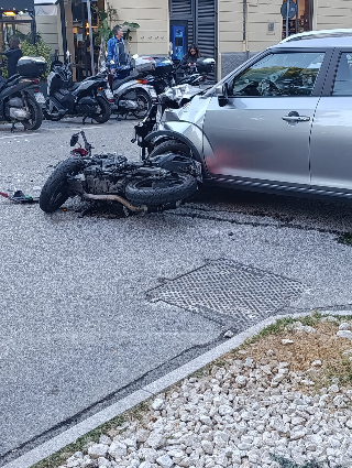 Ancona – Violento schianto tra un’auto ed uno scooter, grave un 17enne
